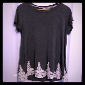 Long tee with A asymmetrical laced hem